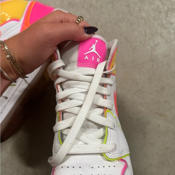 air jordan one mid SE GS “edge glow” - Picture 7 of 9